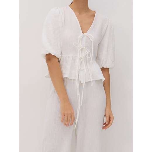 Reserved - Muślinowa bluzka z wiązaniem - biały ze sklepu Reserved w kategorii Bluzki damskie - zdjęcie 183850615