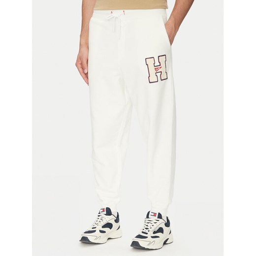 Tommy Jeans Spodnie dresowe Towel Patch DM0DM21277 Écru Regular Fit ze sklepu MODIVO w kategorii Spodnie męskie - zdjęcie 183851739
