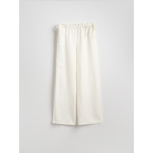 Reserved - Spodnie z lnem - biały ze sklepu Reserved w kategorii Spodnie damskie - zdjęcie 183853486