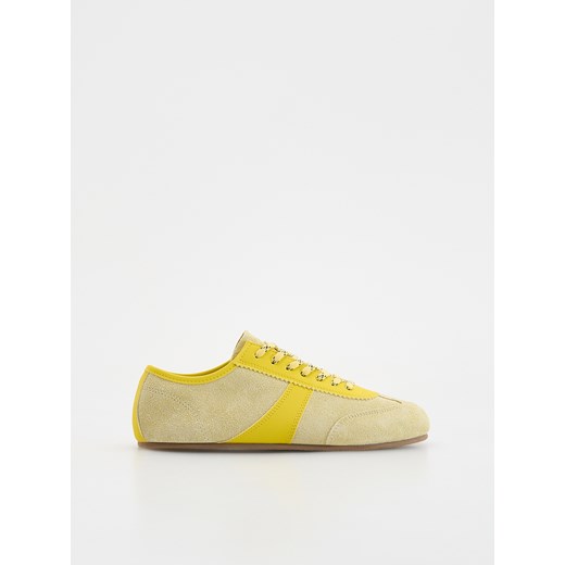 Reserved - Zamszowe sneakersy - jasnożółty ze sklepu Reserved w kategorii Buty sportowe damskie - zdjęcie 183855845