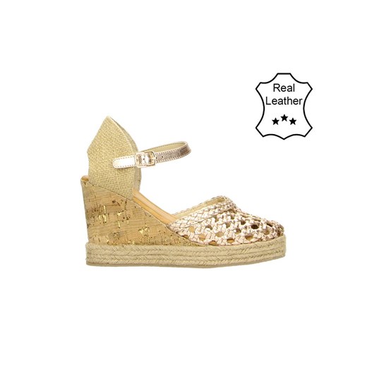 Beżowe czółenka Bullboxer eleganckie z klamrą na koturnie z tkaniny 