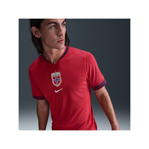 Męska koszulka piłkarska Nike Dri-FIT Norwegia Stadium 2025 (drużyna kobiet) (wersja domowa) – replika - Czerwony ze sklepu Nike poland w kategorii T-shirty męskie - zdjęcie 183860368