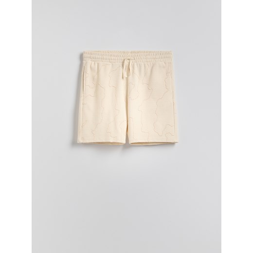 Reserved - Wzorzyste szorty regular - złamana biel Reserved L Reserved
