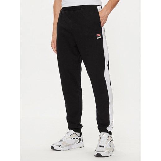 Fila Spodnie dresowe FAM0612 Czarny Regular Fit ze sklepu MODIVO w kategorii Spodnie męskie - zdjęcie 183874569