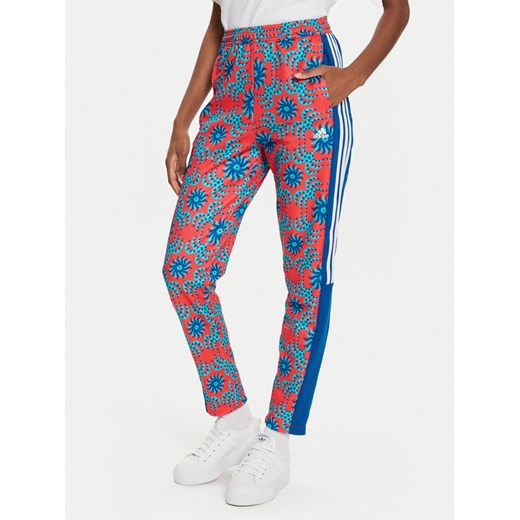 adidas Spodnie dresowe FARM Rio IQ4492 Czerwony Regular Fit ze sklepu MODIVO w kategorii Spodnie damskie - zdjęcie 183885566