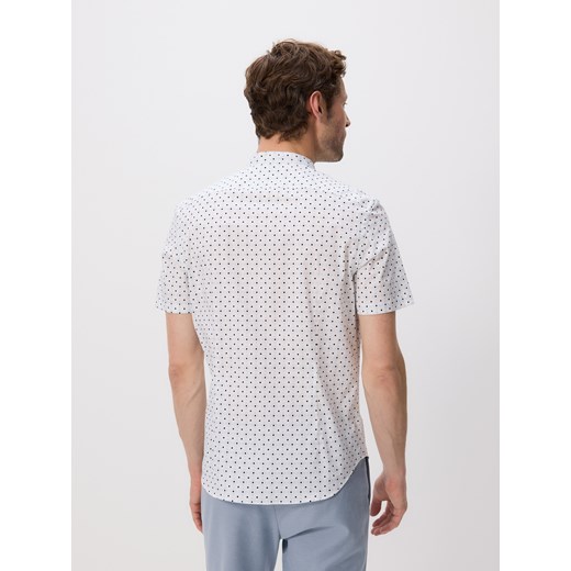Koszula męska Reserved z krótkim rękawem z klasycznym kołnierzykiem z tkaniny w abstrakcyjnym wzorze 