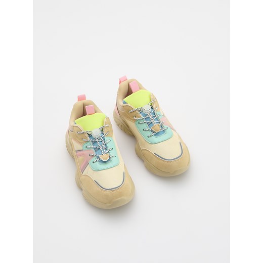Reserved - Lekkie buty sportowe - beżowy ze sklepu Reserved w kategorii Buty sportowe dziecięce - zdjęcie 183892368