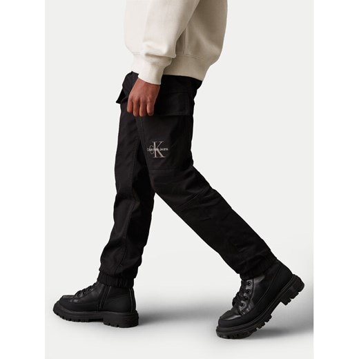 Calvin Klein Jeans Joggery Essential IB0IB02270 Czarny Regular Fit ze sklepu MODIVO w kategorii Spodnie chłopięce - zdjęcie 183894975