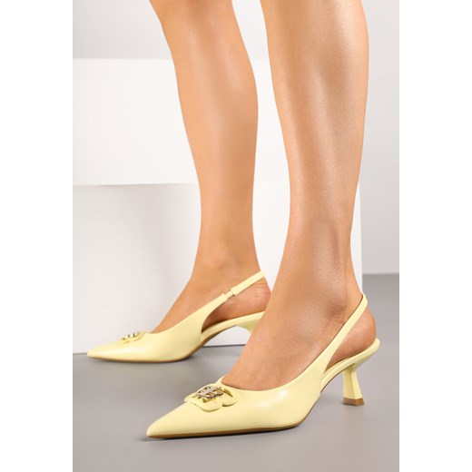 Żółte Sandały Vices na Kaczuszce Typu Slingback Ozdobione Metaliczną Aplikacją Lilarunea ze sklepu renee.pl w kategorii Czółenka - zdjęcie 183897228
