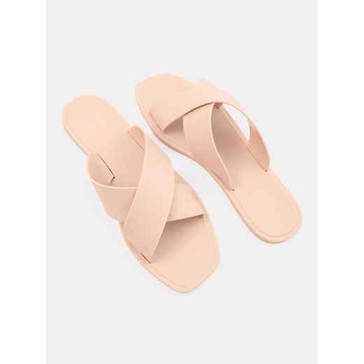 Klapki damskie Sinsay na lato 