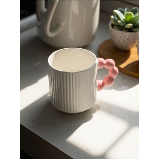 Sinsay - Kubek ceramiczny z ozdobnym uchem i ryflowaniem - różowy ze sklepu Sinsay w kategorii Kubki - zdjęcie 183923718