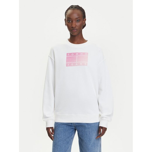 Tommy Jeans Bluza Gradient Flag DW0DW21396 Biały Relaxed Fit ze sklepu MODIVO w kategorii Bluzy damskie - zdjęcie 183924849