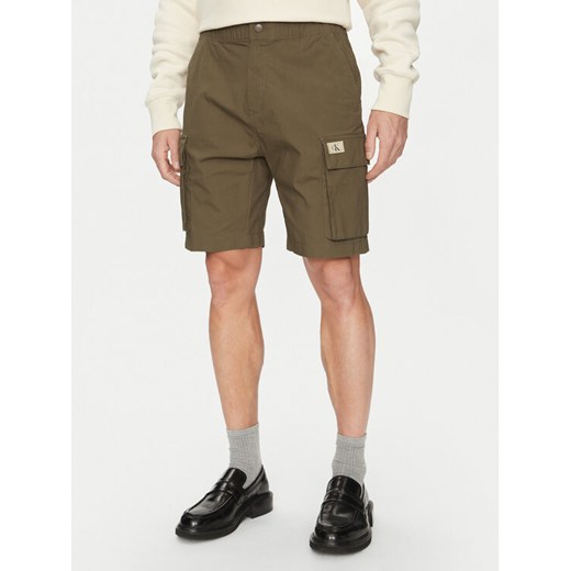Calvin Klein Jeans Szorty materiałowe J30J327376 Khaki Regular Fit ze sklepu MODIVO w kategorii Spodenki męskie - zdjęcie 183941466