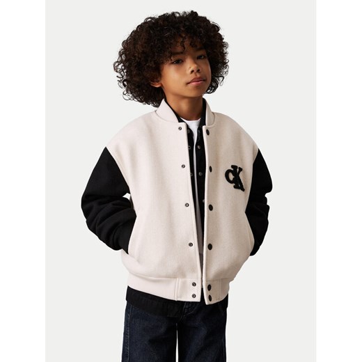 Calvin Klein Jeans Kurtka bomber Varsity IB0IB02294 Beżowy Regular Fit ze sklepu MODIVO w kategorii Kurtki chłopięce - zdjęcie 183945595