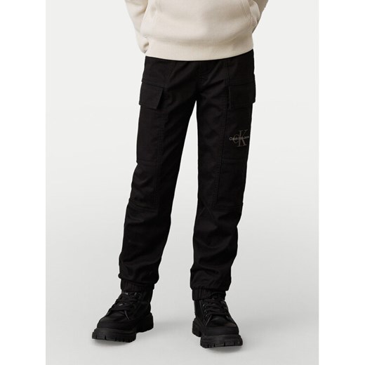 Calvin Klein Jeans Joggery Essential IB0IB02270 M Czarny Regular Fit ze sklepu MODIVO w kategorii Spodnie chłopięce - zdjęcie 183946019