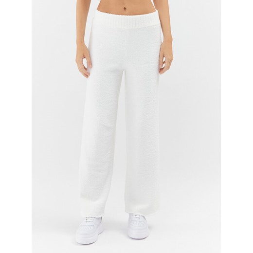Ugg Spodnie dresowe Terri 1121077 Écru Relaxed Fit ze sklepu MODIVO w kategorii Spodnie damskie - zdjęcie 183946105