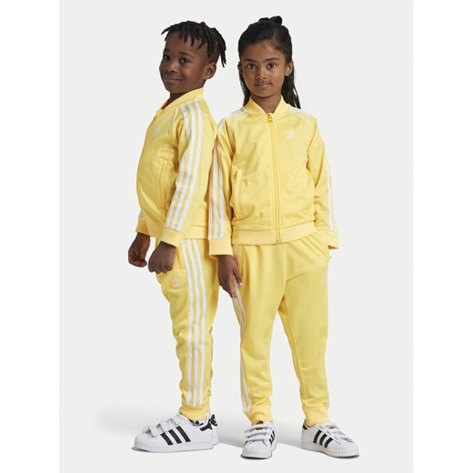 adidas Dres adicolor SST IY4795 Żółty Regular Fit ze sklepu MODIVO w kategorii Dresy chłopięce - zdjęcie 183946177