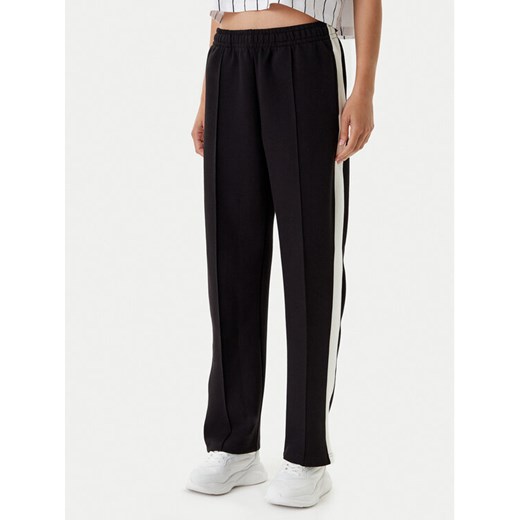 Karl Kani Spodnie dresowe PD00005427 Czarny Regular Fit ze sklepu MODIVO w kategorii Spodnie damskie - zdjęcie 183948517