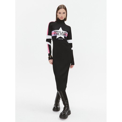 Versace Jeans Couture Sukienka dzianinowa 75HAOM51 Czarny Regular Fit ze sklepu MODIVO w kategorii Sukienki - zdjęcie 183948547