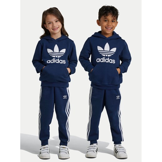 adidas Dres adicolor IY4788 Granatowy Regular Fit ze sklepu MODIVO w kategorii Dresy chłopięce - zdjęcie 183948587