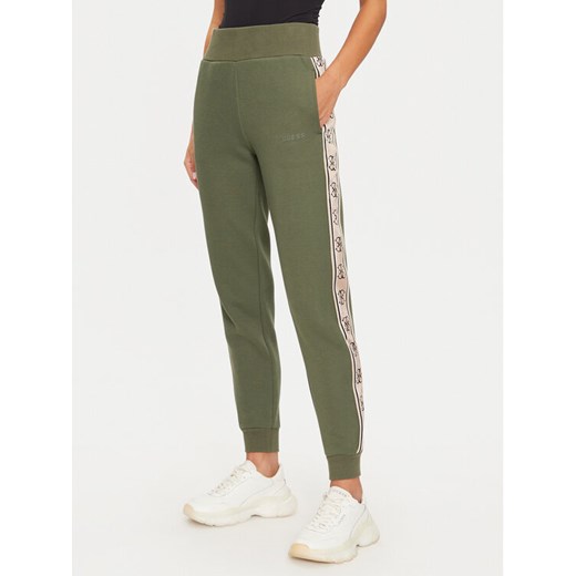 Guess Spodnie dresowe Britney V2YB15 KB3P2 Zielony Regular Fit ze sklepu MODIVO w kategorii Spodnie damskie - zdjęcie 183985227