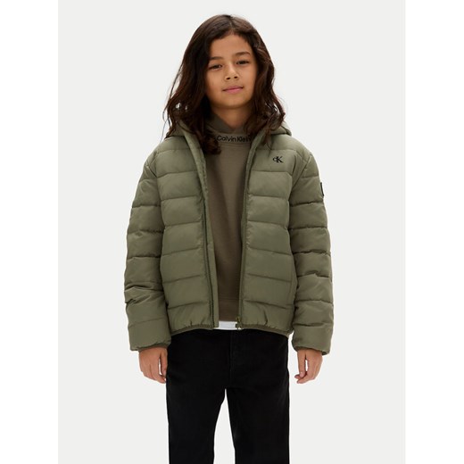 Calvin Klein Jeans Kurtka zimowa Inst Logo IB0IB02174 M Zielony Regular Fit ze sklepu MODIVO w kategorii Kurtki dziewczęce - zdjęcie 183985277