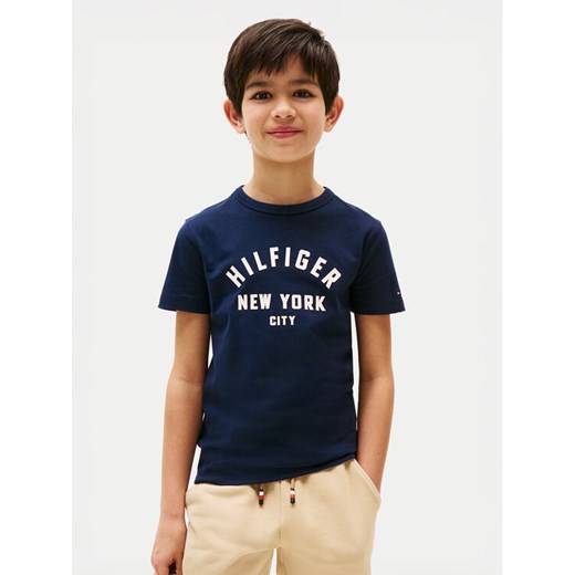 Tommy Hilfiger T-Shirt Curved Graphic KB0KB09800 Granatowy Regular Fit ze sklepu MODIVO w kategorii T-shirty chłopięce - zdjęcie 183985359