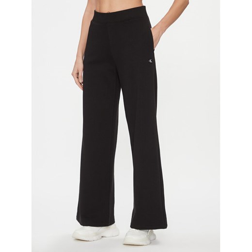Calvin Klein Jeans Spodnie dresowe Ck Embro Badge Knit Pant J20J222597 Czarny Regular Fit ze sklepu MODIVO w kategorii Spodnie damskie - zdjęcie 183985437