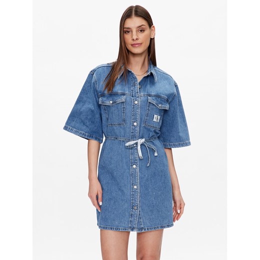 Calvin Klein Jeans Sukienka jeansowa J20J220666 Niebieski Relaxed Fit ze sklepu MODIVO w kategorii Sukienki - zdjęcie 183985456