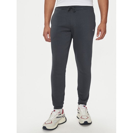 Tommy Jeans Spodnie dresowe Flag DM0DM20473 Szary Slim Fit ze sklepu MODIVO w kategorii Spodnie męskie - zdjęcie 183985628