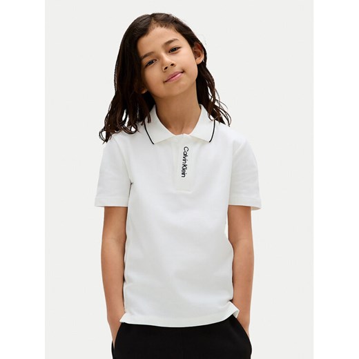 Calvin Klein Jeans Polo Embro Logo IB0IB02542 D Biały Regular Fit ze sklepu MODIVO w kategorii T-shirty chłopięce - zdjęcie 183985836