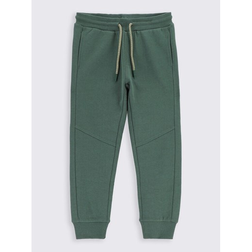 Coccodrillo Spodnie dresowe ZC2120101FOK Zielony Regular Fit ze sklepu MODIVO w kategorii Spodnie chłopięce - zdjęcie 183986037