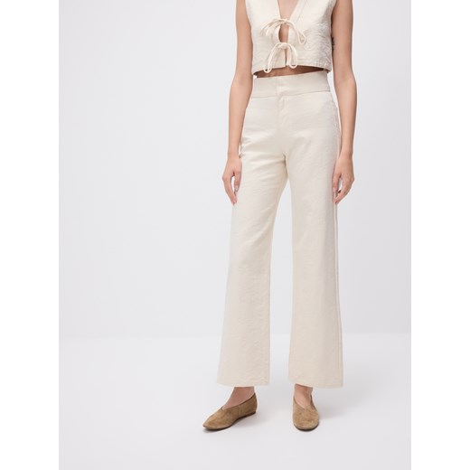 Reserved - Jeansy z szerokimi nogawkami - kremowy ze sklepu Reserved w kategorii Jeansy damskie - zdjęcie 183996487