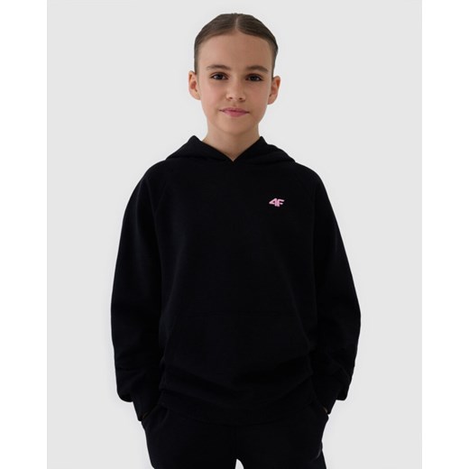 Dziewczęca bluza dresowa nierozpinana z kapturem 4F 4FJWSS25TSWSF1478 - czarna ze sklepu Sportstylestory.com w kategorii Bluzy dziewczęce - zdjęcie 184004476