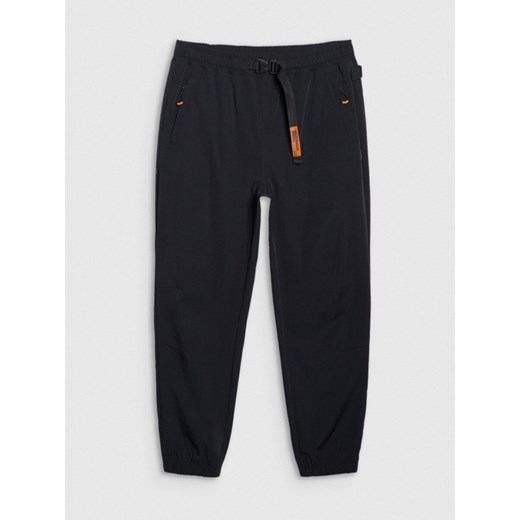 Męskie spodnie casual 4F 4FWSS25TTROM1001 - czarne ze sklepu Sportstylestory.com w kategorii Spodnie męskie - zdjęcie 184005165