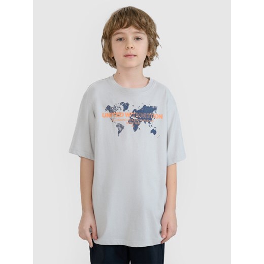 Chłopięcy t-shirt z nadrukiem 4F 4FJWSS25TTSHM1880 - szary ze sklepu Sportstylestory.com w kategorii T-shirty chłopięce - zdjęcie 184005996