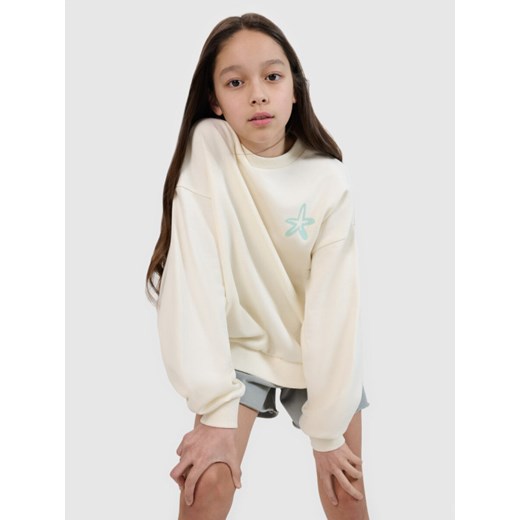 Dziewczęca bluza dresowa nierozpinana bez kaptura 4FJRSS25TSWSF2253 - biała ze sklepu Sportstylestory.com w kategorii Bluzy dziewczęce - zdjęcie 184006178