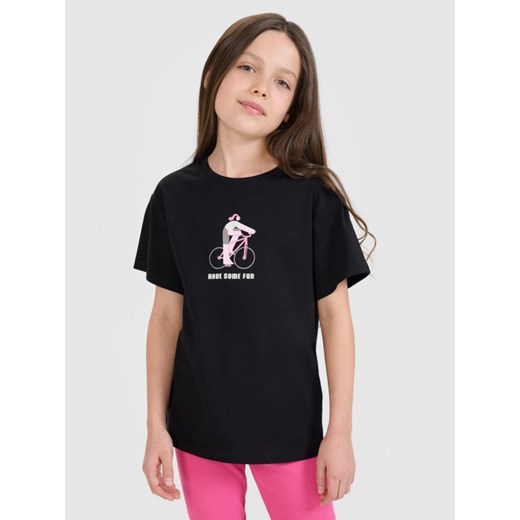 Dziewczęcy t-shirt z nadrukiem 4F 4FJRSS25TTSHF2645 - czarny ze sklepu Sportstylestory.com w kategorii Bluzki dziewczęce - zdjęcie 184006299