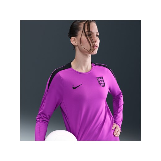 Damska dzianinowa koszulka piłkarska z półokrągłym dekoltem Nike Dri-FIT Anglia Strike - Fiolet ze sklepu Nike poland w kategorii Bluzki damskie - zdjęcie 184007025