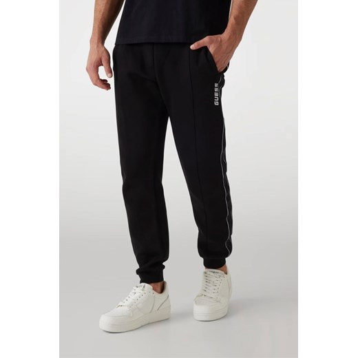GUESS Czarne męskie spodnie dresowe z lampasami Mickey, Rozmiar S ze sklepu outfit.pl w kategorii Spodnie męskie - zdjęcie 184010866