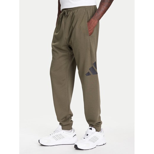 adidas Spodnie dresowe Essentials Big Logo JE8970 Khaki Regular Fit ze sklepu MODIVO w kategorii Spodnie męskie - zdjęcie 184019219