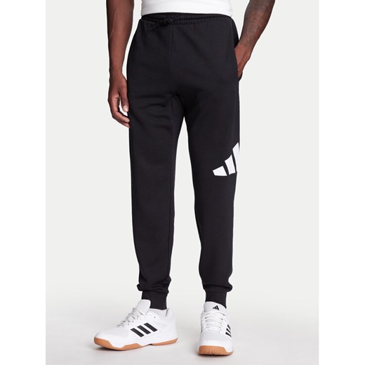 adidas Spodnie dresowe Essentials Big Logo IN6163 Czarny Regular Fit ze sklepu MODIVO w kategorii Spodnie męskie - zdjęcie 184019226