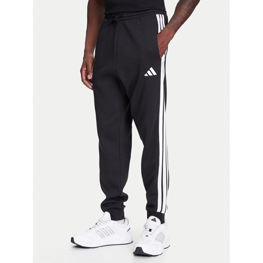 adidas Spodnie dresowe Essentials 3-Stripes JD1861 Czarny Regular Fit ze sklepu MODIVO w kategorii Spodnie męskie - zdjęcie 184019337