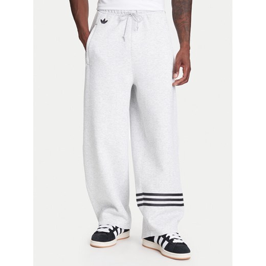 adidas Spodnie dresowe Neuclassics JW5443 Szary Loose Fit ze sklepu MODIVO w kategorii Spodnie męskie - zdjęcie 184026746