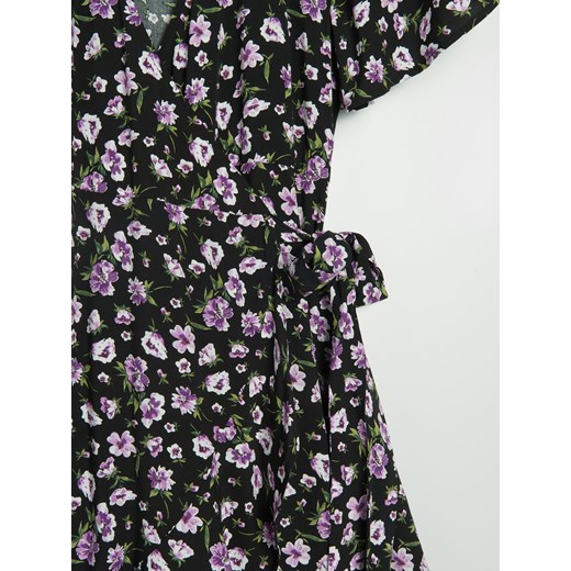 Sinsay sukienka kopertowa midi w kwiaty z dekoltem w serek z wiskozy 