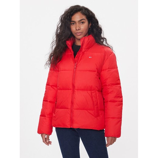Tommy Jeans Kurtka zimowa DW0DW15963 Czerwony Regular Fit ze sklepu MODIVO w kategorii Kurtki damskie - zdjęcie 184030798