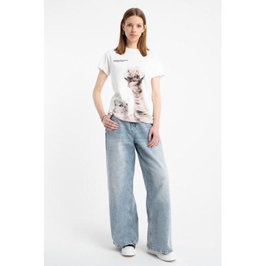 Biały t-shirt z autorską grafiką z przodu, kolor - biały, rozmiar - 152 ze sklepu REPORTER w kategorii Bluzki dziewczęce - zdjęcie 184044046