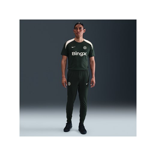 Męskie spodnie piłkarskie z dzianiny Nike Dri-FIT Chelsea F.C. Strike - Zieleń ze sklepu Nike poland w kategorii Spodnie męskie - zdjęcie 184044186