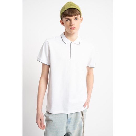 Biała koszulka polo z krótkim rękawem z szarymi elementami, kolor - biały, rozmiar - 140 ze sklepu REPORTER w kategorii T-shirty chłopięce - zdjęcie 184055496
