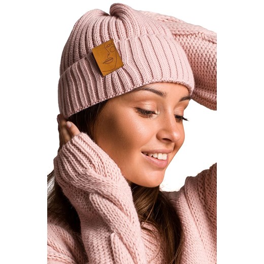 BK059 czapka z naszywką, Kolor róż pudrowy, Rozmiar uniwersalny, BE Knit ze sklepu Primodo w kategorii Czapki zimowe damskie - zdjęcie 184061559